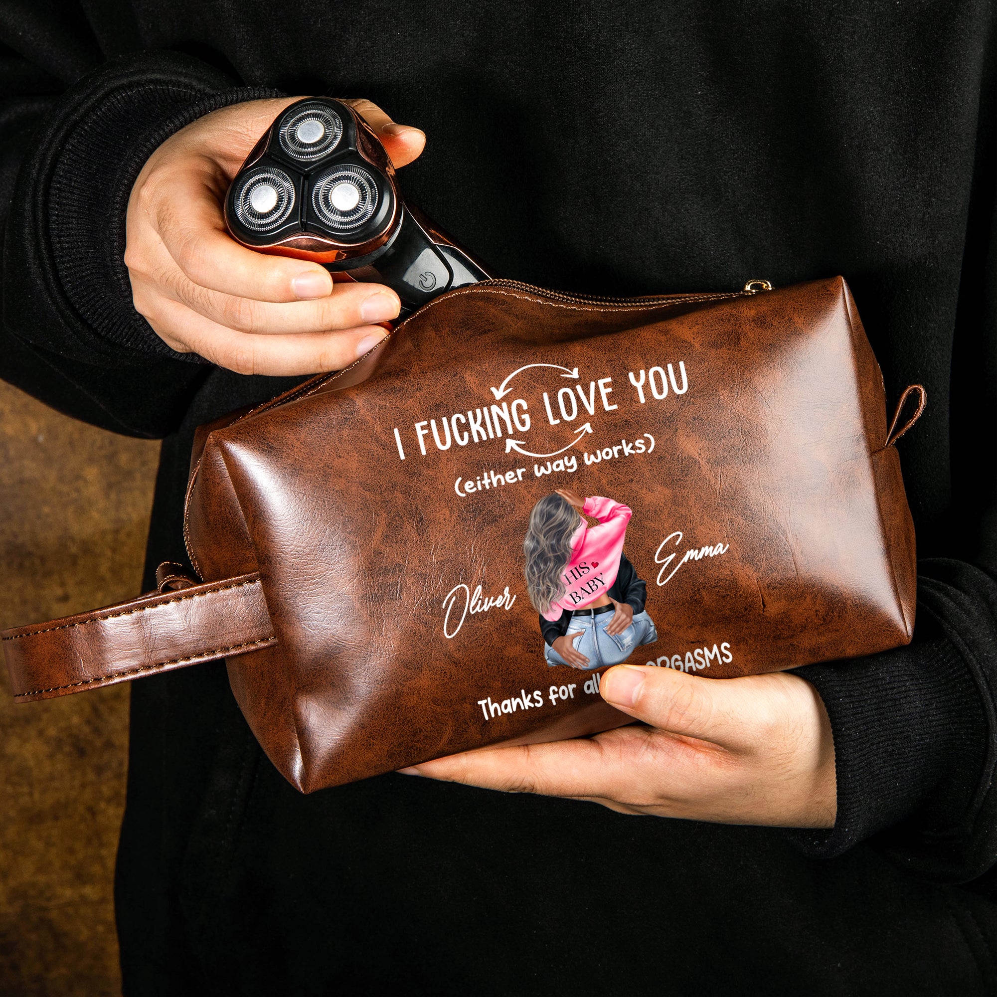 Personalizado Cartoon Couple Character PU Bolsa de aseo de cuero con nombre Accesorios de viaje Día de San Valentín Regalo de cumpleaños para la pareja