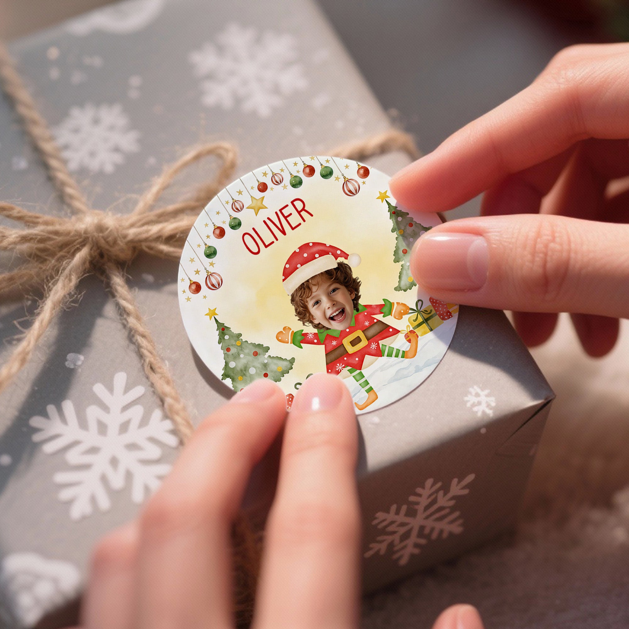 Personalizado Elf Santa Claus Muñeco de nieve Juego de 2 etiquetas adhesivas a prueba de agua con el nombre y la foto de regalo decoración de la fiesta de Navidad favor de los niños de la familia