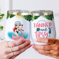 Personalizada de dibujos animados de la piscina Chica Bronceado y Tipsy 12 oz Vaso de Vino con Nombre Divertido vacaciones de verano de vacaciones de cumpleaños de regalo para las mujeres