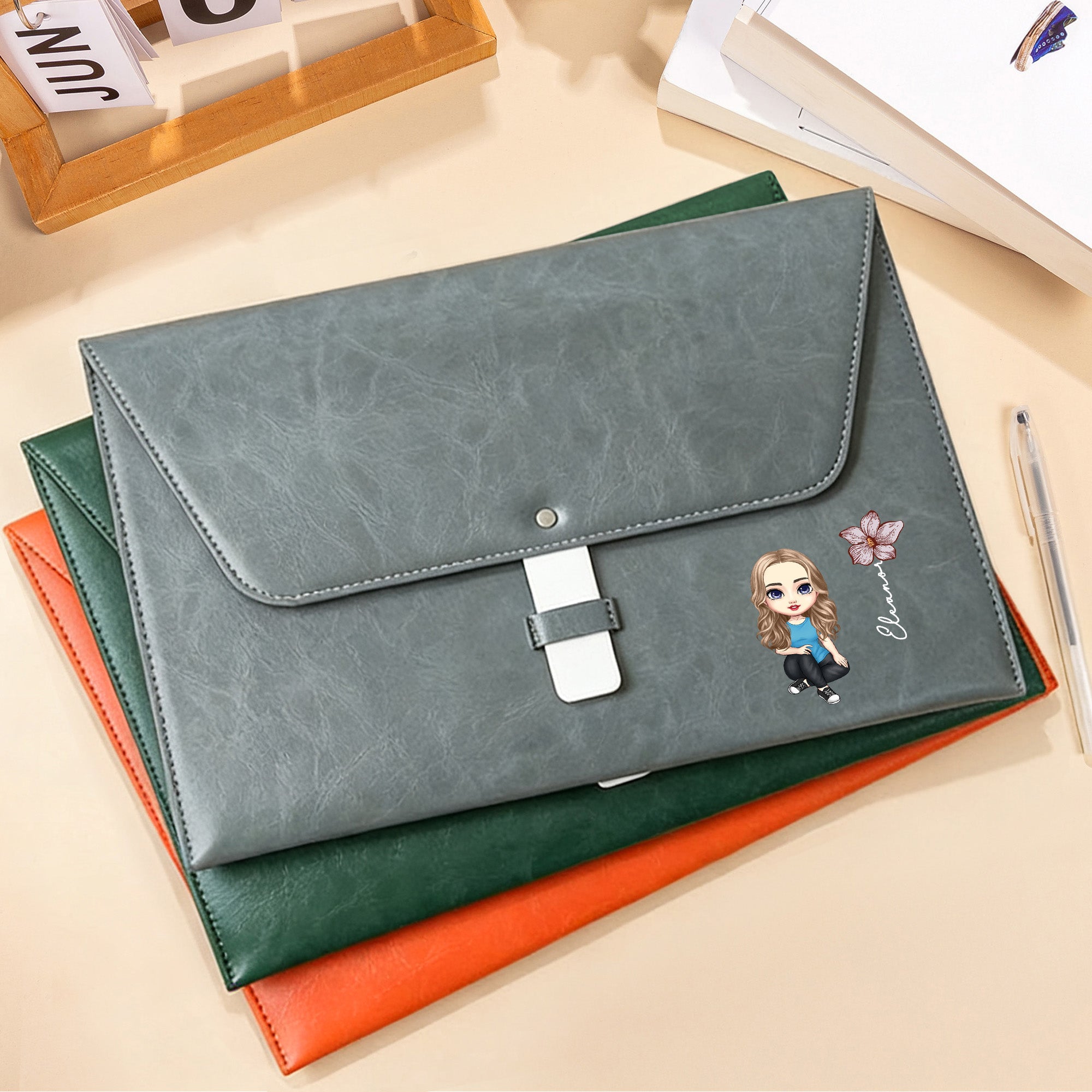 Caricatura Personalizada Flor de Nacimiento Carpeta de Cuero de PU con Nombre Carpeta de Viaje de Negocios Portátil Regalo de Cumpleaños para el Personal