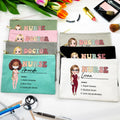 Bolsa de maquillaje de lona con nombre Personalizada Enfermera Doctora Personaje de dibujos animados Regalo de agradecimiento de cumpleaños para el personal médico