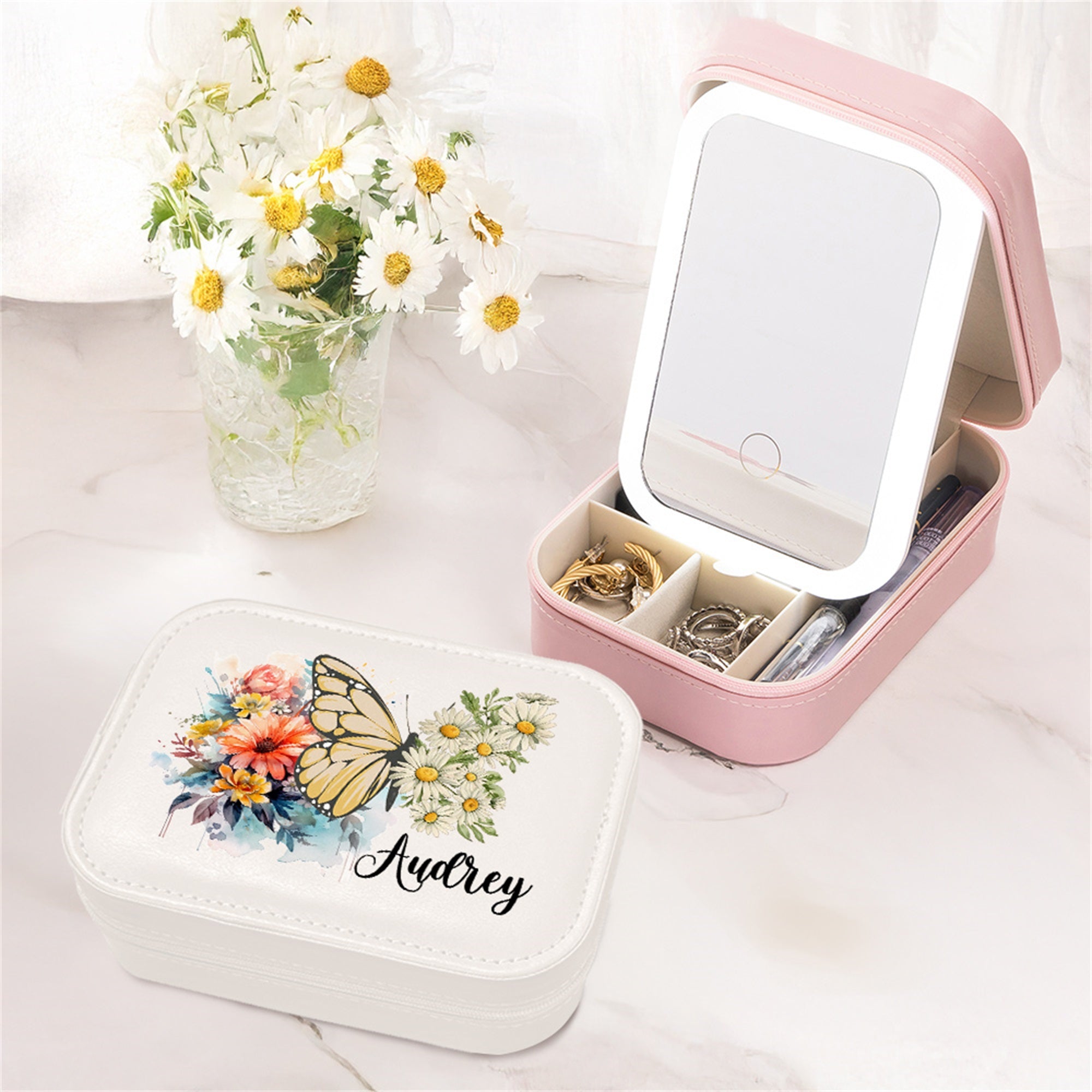 Personalizada de nacimiento de la flor de la mariposa de la PU de cuero caja de joyería con el nombre y el cambio de color LED Espejo de maquillaje Cumpleaños Regalo de boda para las mujeres