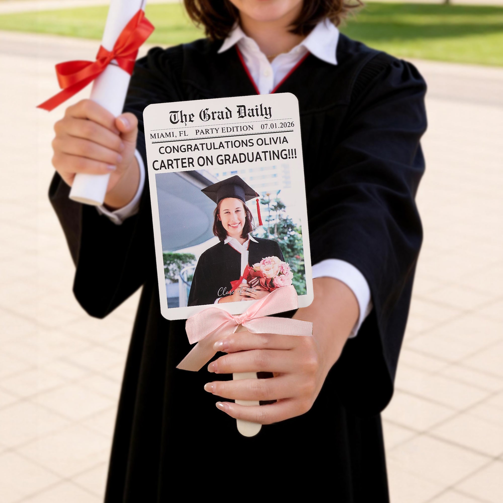 Abanicos de Graduación Personalizados de Papel de Periódico con Lazo de Cinta con Texto Regalo de Graduación para Graduados