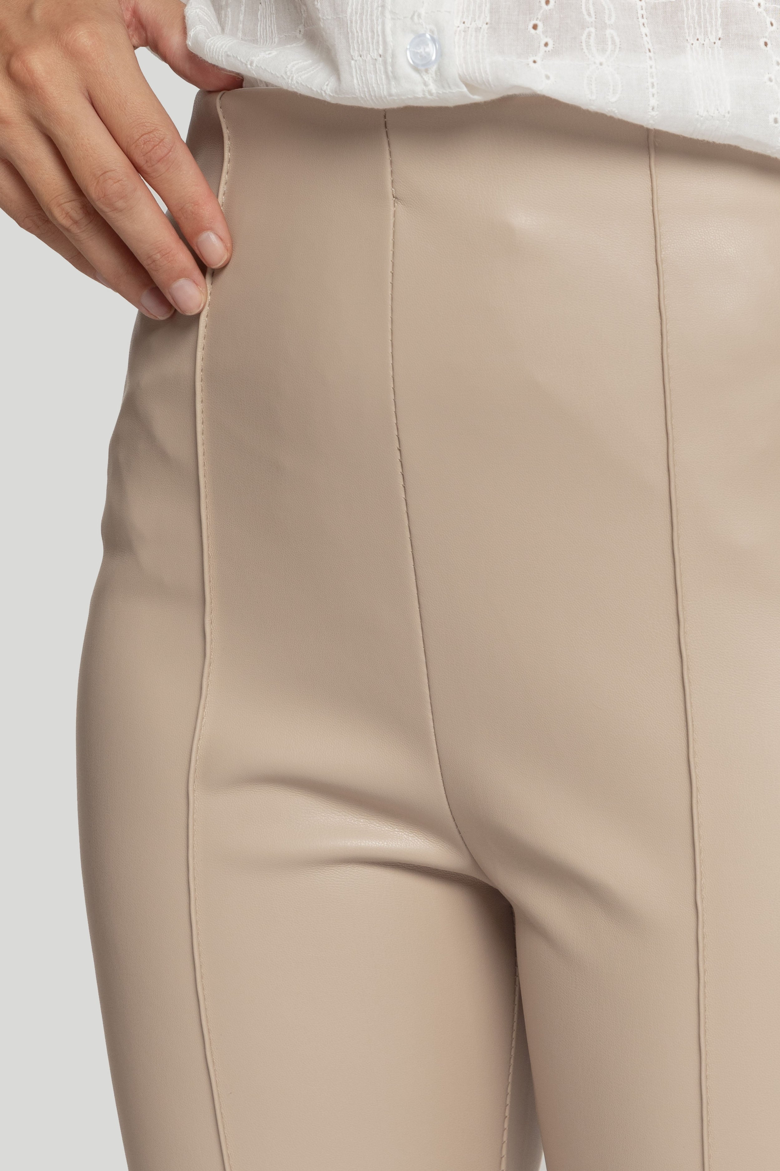 PANTALON  EFECTO PIEL