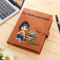 Libro floral personalizado Personaje de lectura de dibujos animados PU Cuero A5 Cuaderno de bocetos Cubierta con nombre y bolsillo de almacenamiento Regalo de cumpleaños para la familia