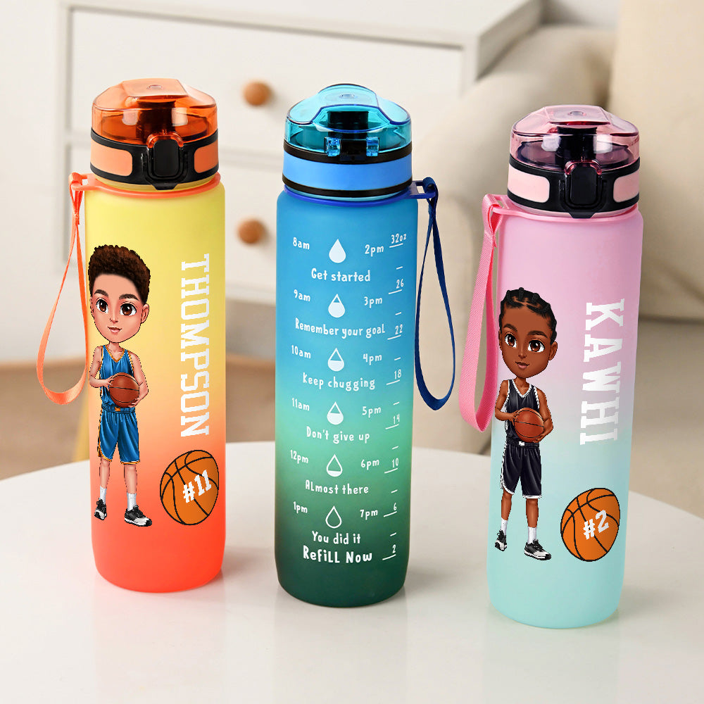 Botella de agua deportiva de 32 oz con nombre y marcador de tiempo personalizada con dibujos animados de niño jugador de baloncesto Regalo de cumpleaños del día del partido para los amantes de los dep