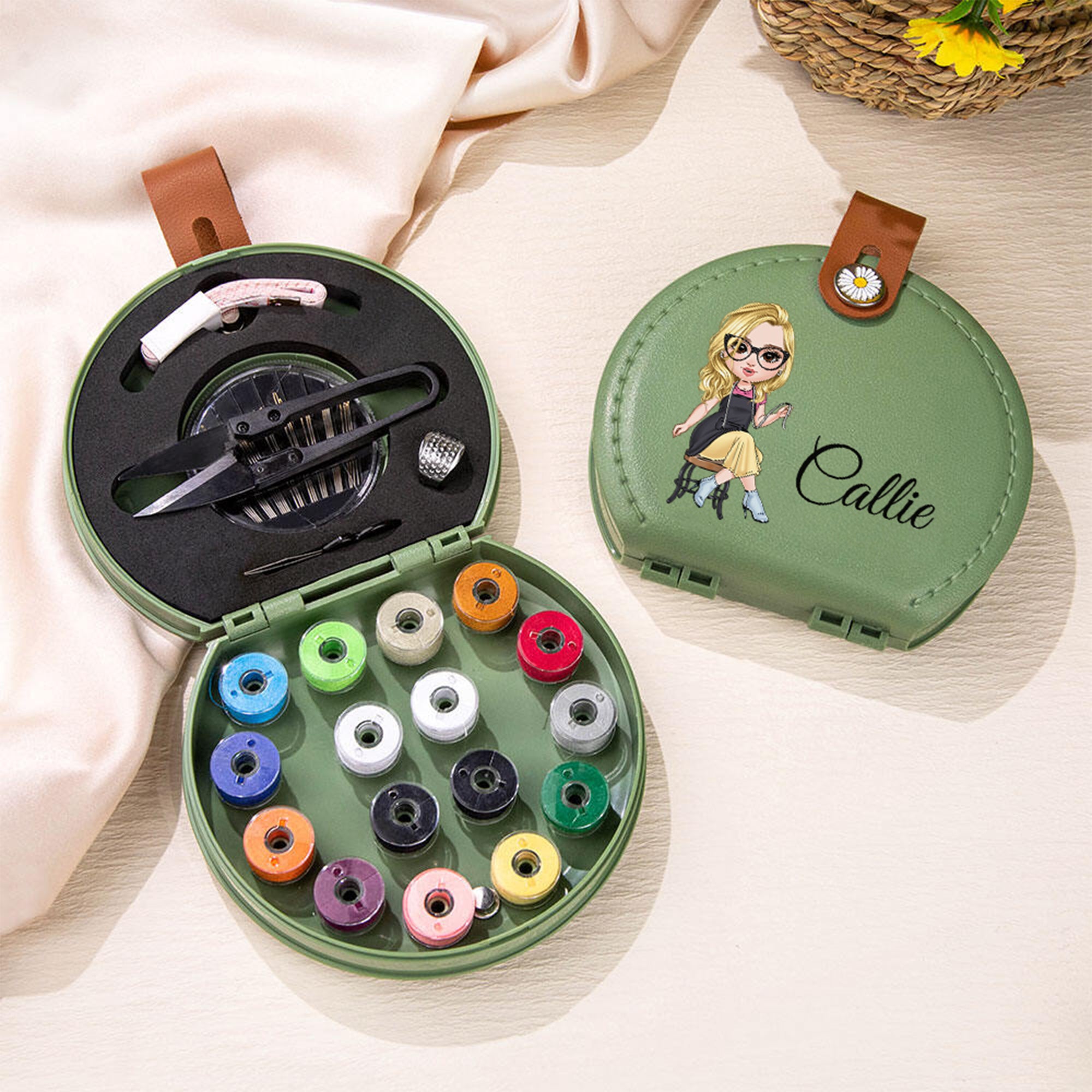 Personalizado Cartoon Sewing Character Portable Name Sewing Kit Set Storage Box with Stitching Tools Supplies Birthday Gift for Tailor Sewing Lover