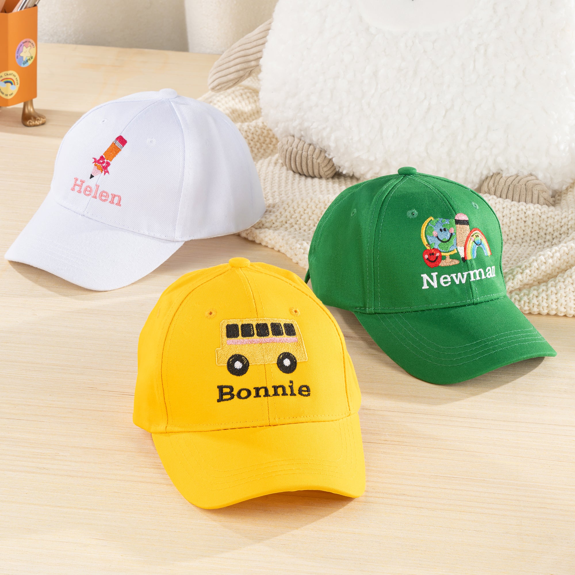 Personalizado Multicolor Libro Lápiz Manzana Trucker Sombrero Gorra de béisbol con el nombre bordado de vuelta a la escuela Regalo de cumpleaños para niños pequeños