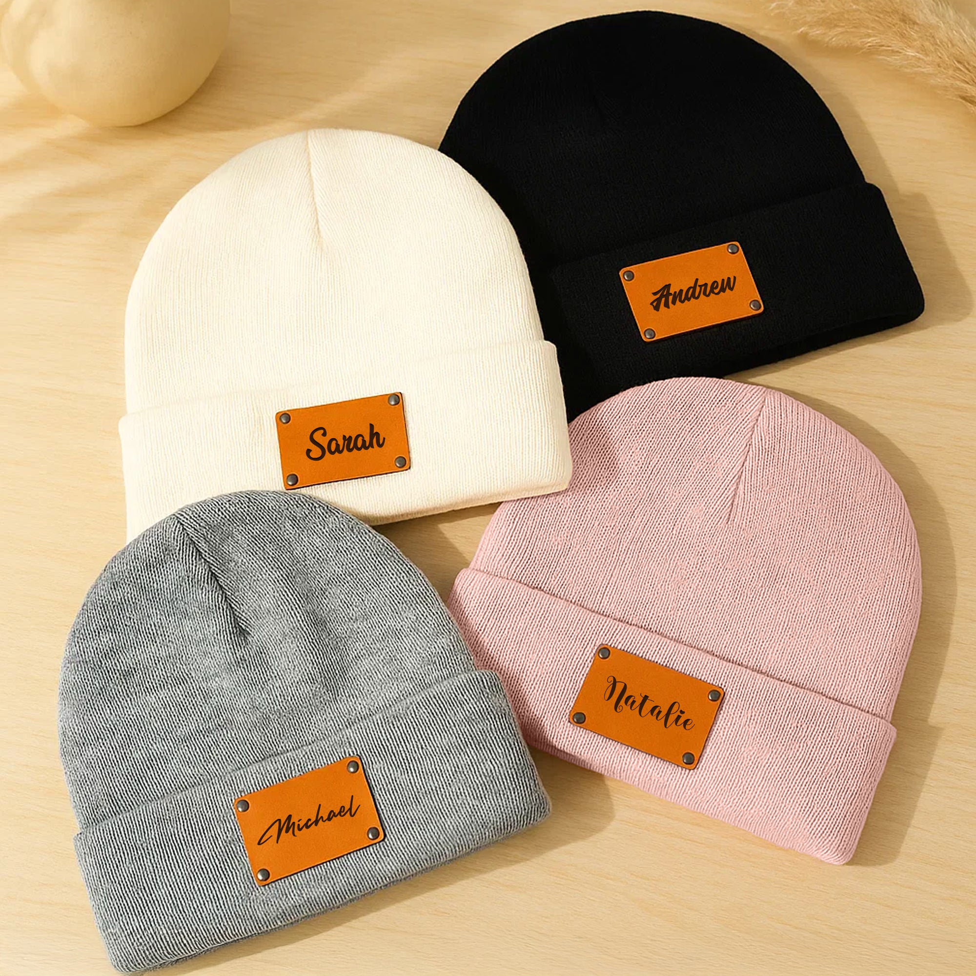Etiqueta personalizada de cuero de la PU suave sombrero de punto gorrita con el nombre de invierno accesorio de regalo de cumpleaños para hombres mujeres familia