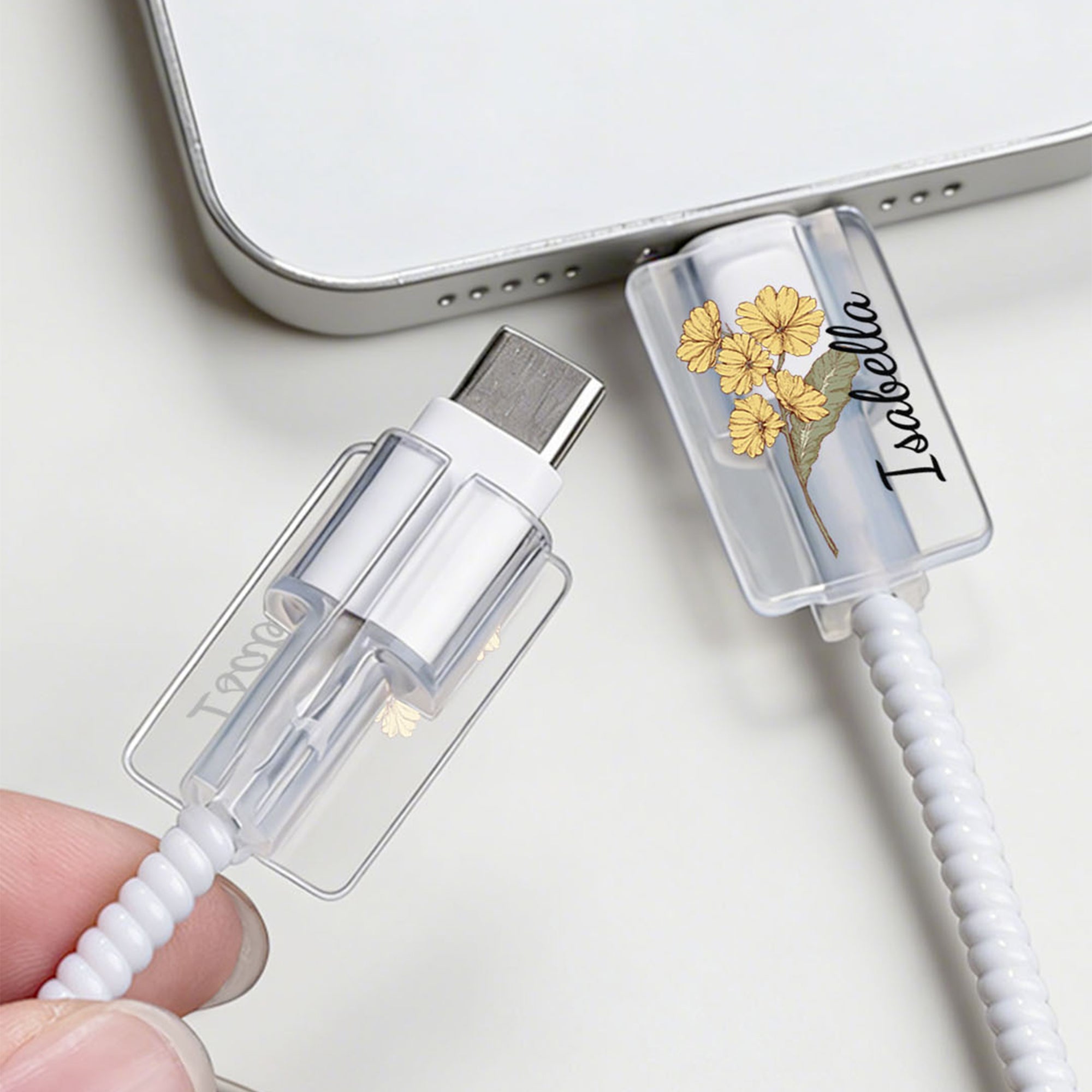 Flor de nacimiento personalizada Juego de 2 protectores de cable de acrílico con nombre iPhone Type-C Phone Accessory Birthday Gift for Family Friends