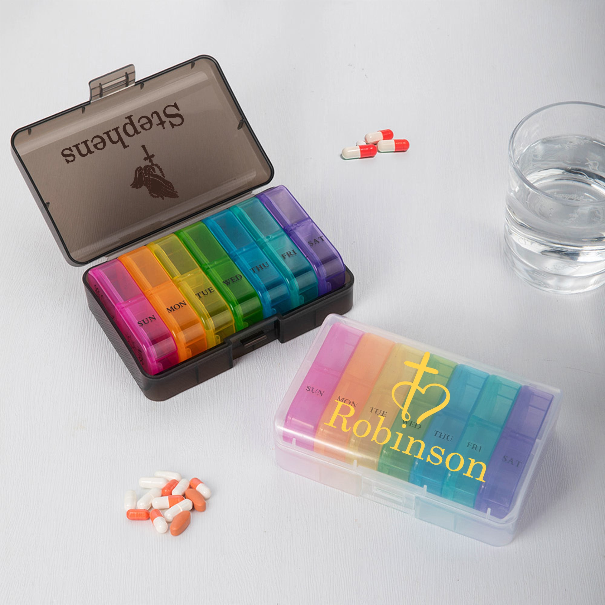 Cruz personalizada Paloma Corazón Rezando Manos Portátil semanal Pill Organizador Caja con nombre de almacenamiento de medicamentos diario de viaje Regalo para amigos de la familia