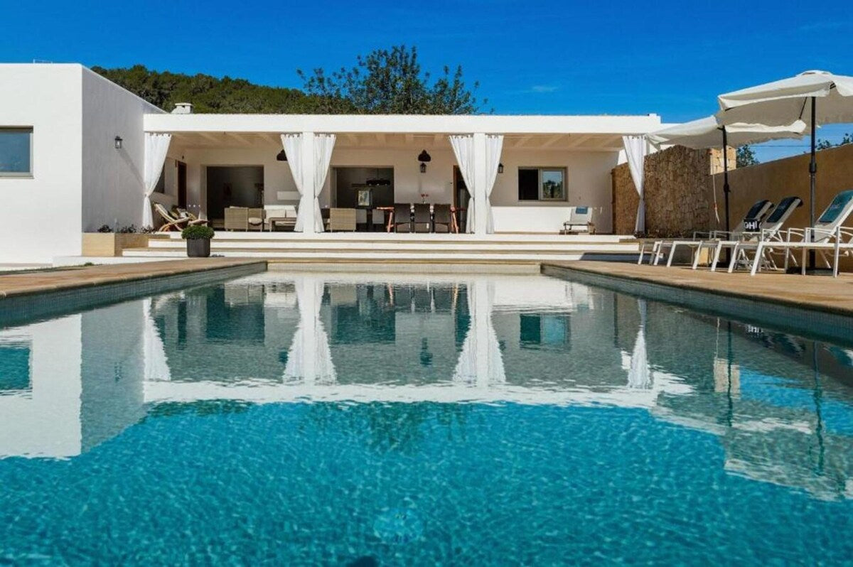 Comfy and Private Ibiza Villa in San Antonio