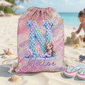 Bolsa de cordón personalizada con iniciales de sirena de dibujos animados y nombre Esenciales de viaje Fiesta en la playa Regalo de cumpleaños para niñas Amantes del tema oceánico