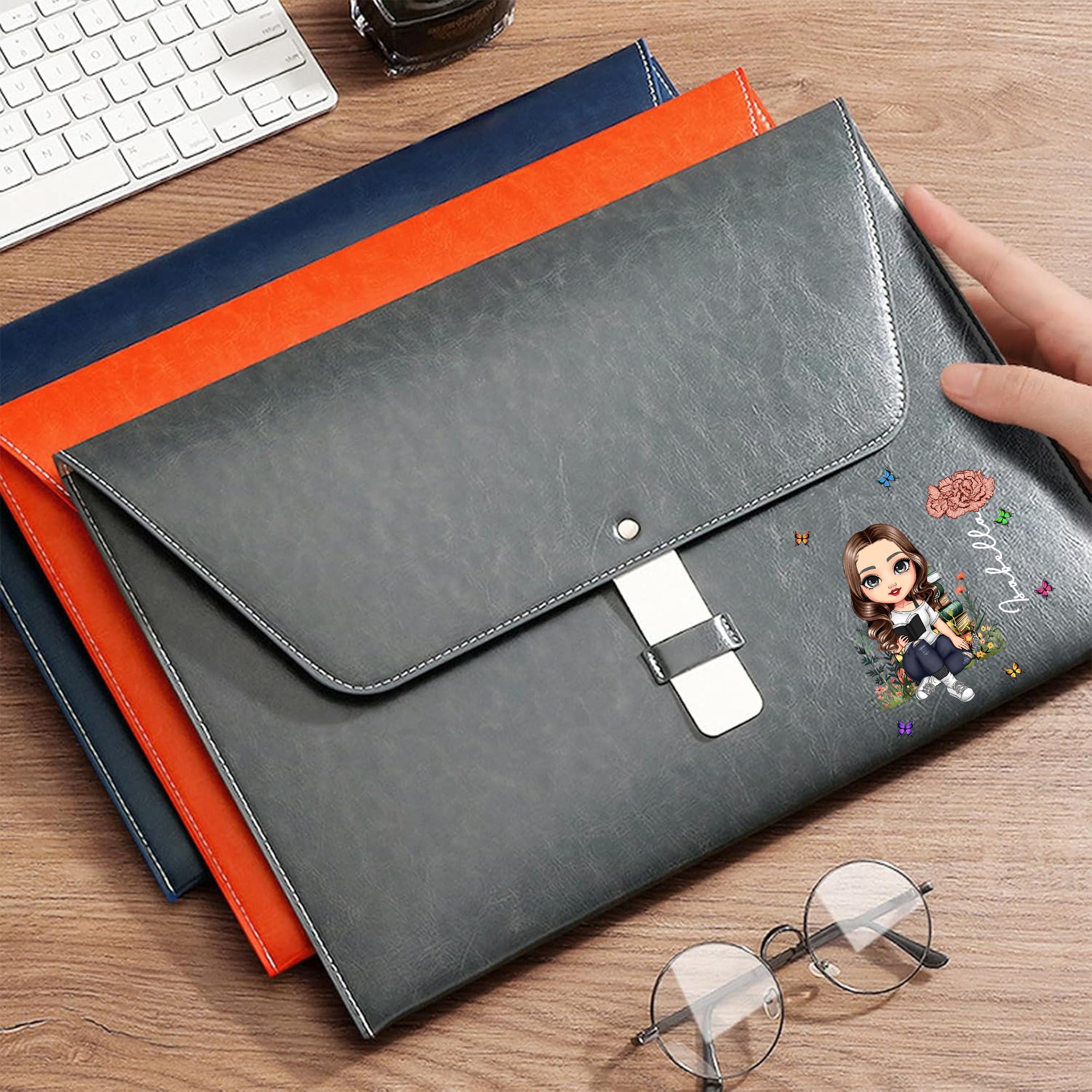 Personalizada Cartoon Personaje Nacimiento Flor PU Carpeta de cuero Maletín con nombre Viaje de Negocios Suministros Regalo de cumpleaños para los ratones de biblioteca Familia