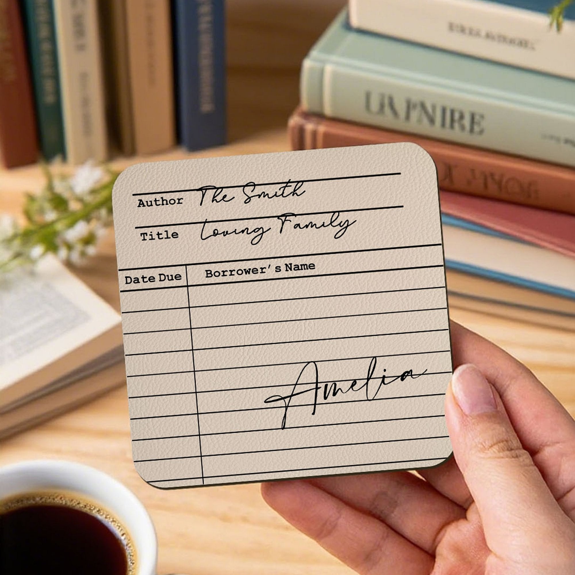 Posavasos de cuero de PU con diseño de carné de biblioteca vintage personalizado con nombre de autor y título Regalo de cumpleaños para estudiante oficinista aficionado a los libros