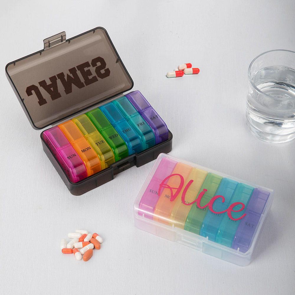 Organizador semanal de pastillas con nombre personalizado en colores del arco iris Accesorio de viaje Get Well Soon Regalo de cumpleaños para familiares y amigos