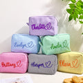 Personalizado en forma de corazón bordado nombre de rayas bolsa de maquillaje de viaje esencial de la boda del partido de cumpleaños de regalo para las mujeres damas de honor