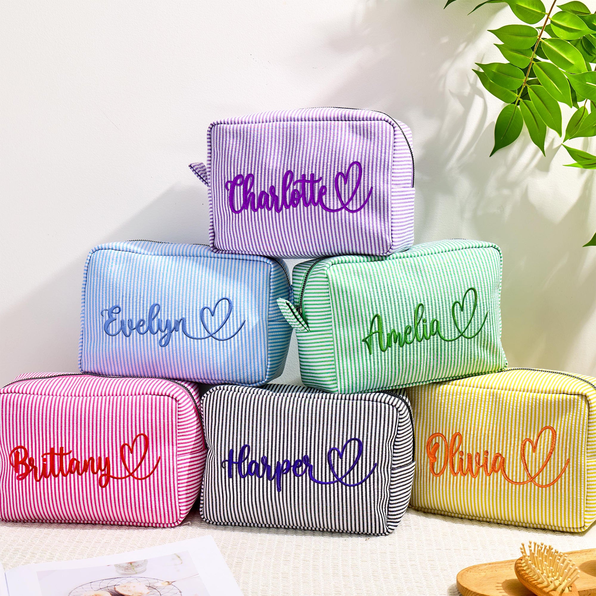 Personalizado en forma de corazón bordado nombre de rayas bolsa de maquillaje de viaje esencial de la boda del partido de cumpleaños de regalo para las mujeres damas de honor