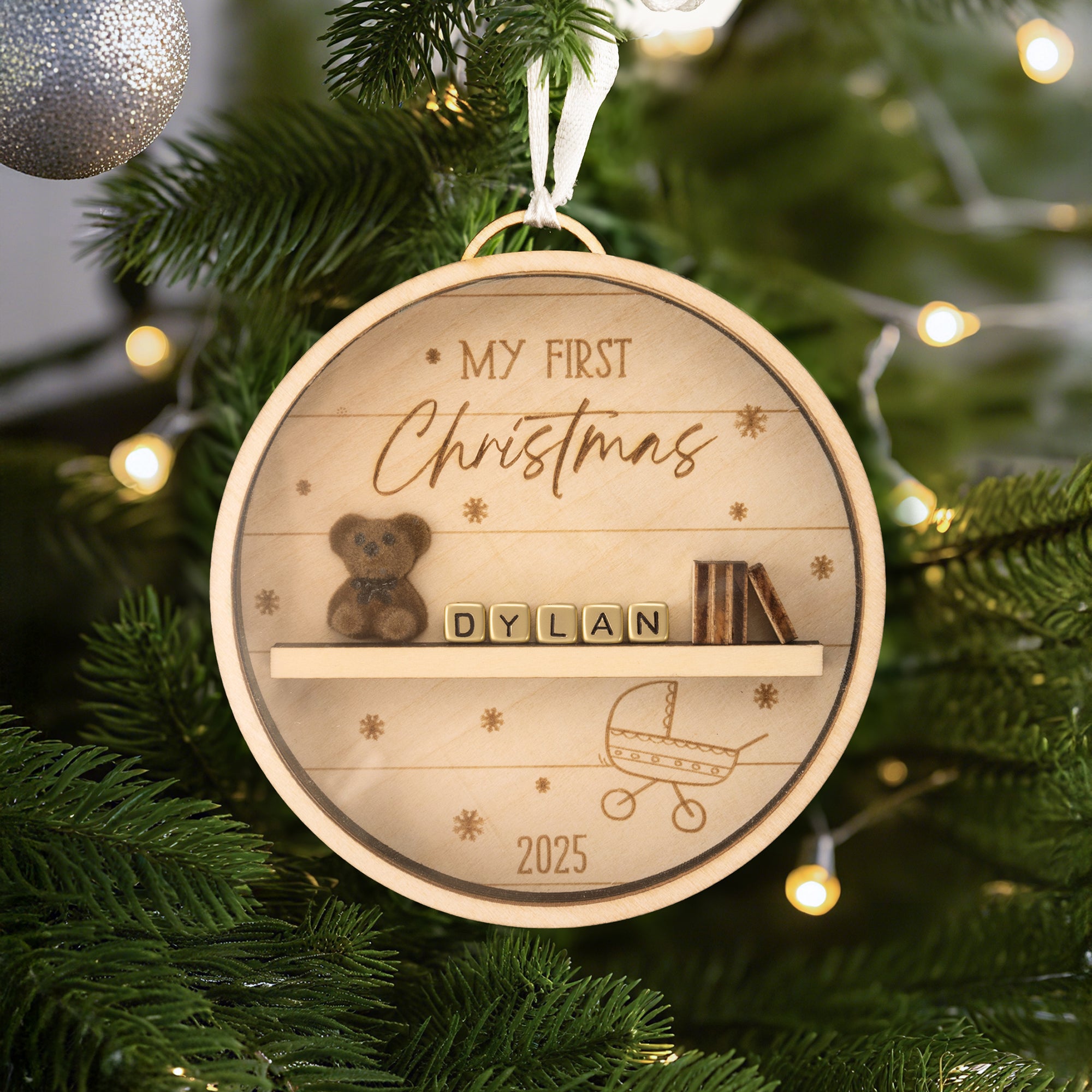 Estantería personalizada y oso de peluche de madera adorno del árbol de Navidad con el nombre y el año bloque de decoración del árbol primer regalo de Navidad para los nuevos padres recién nacidos