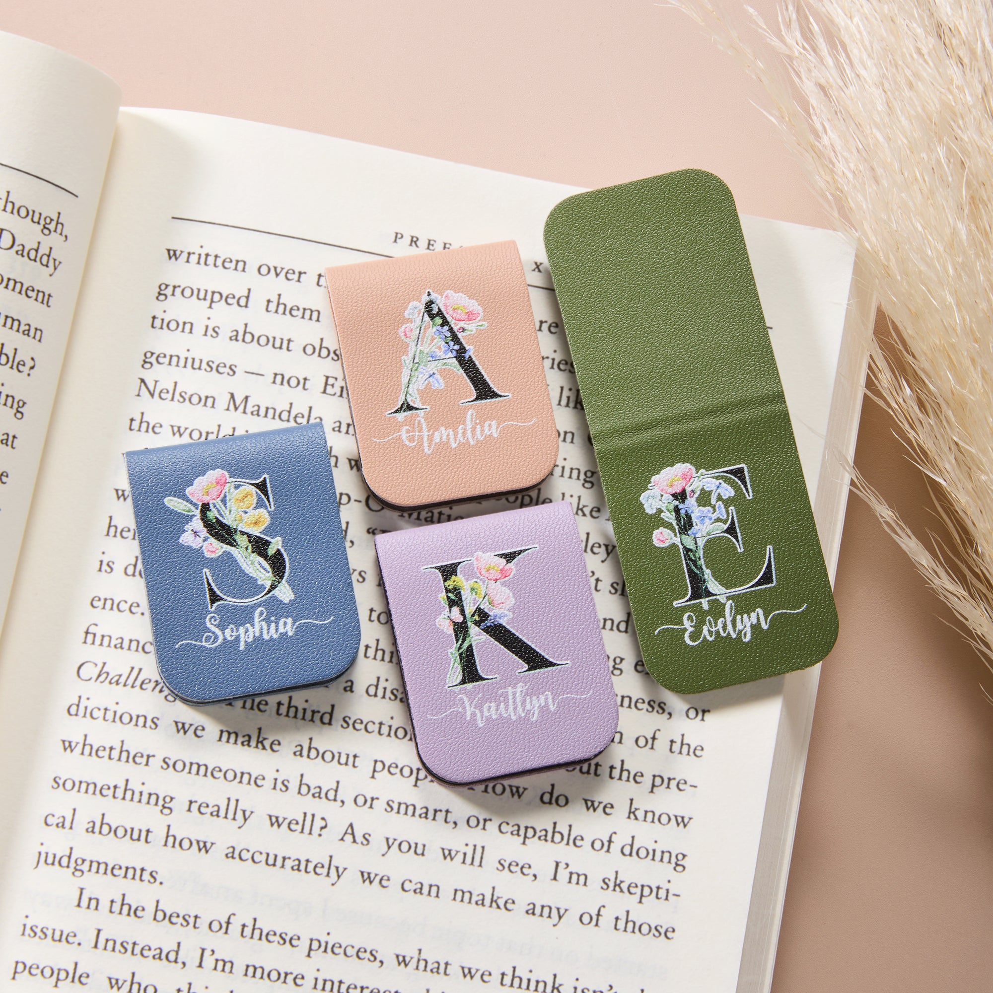 Personalizado floral inicial magnético de cuero de la PU Marcapáginas clip con el nombre de regalo de cumpleaños para los amantes de los libros
