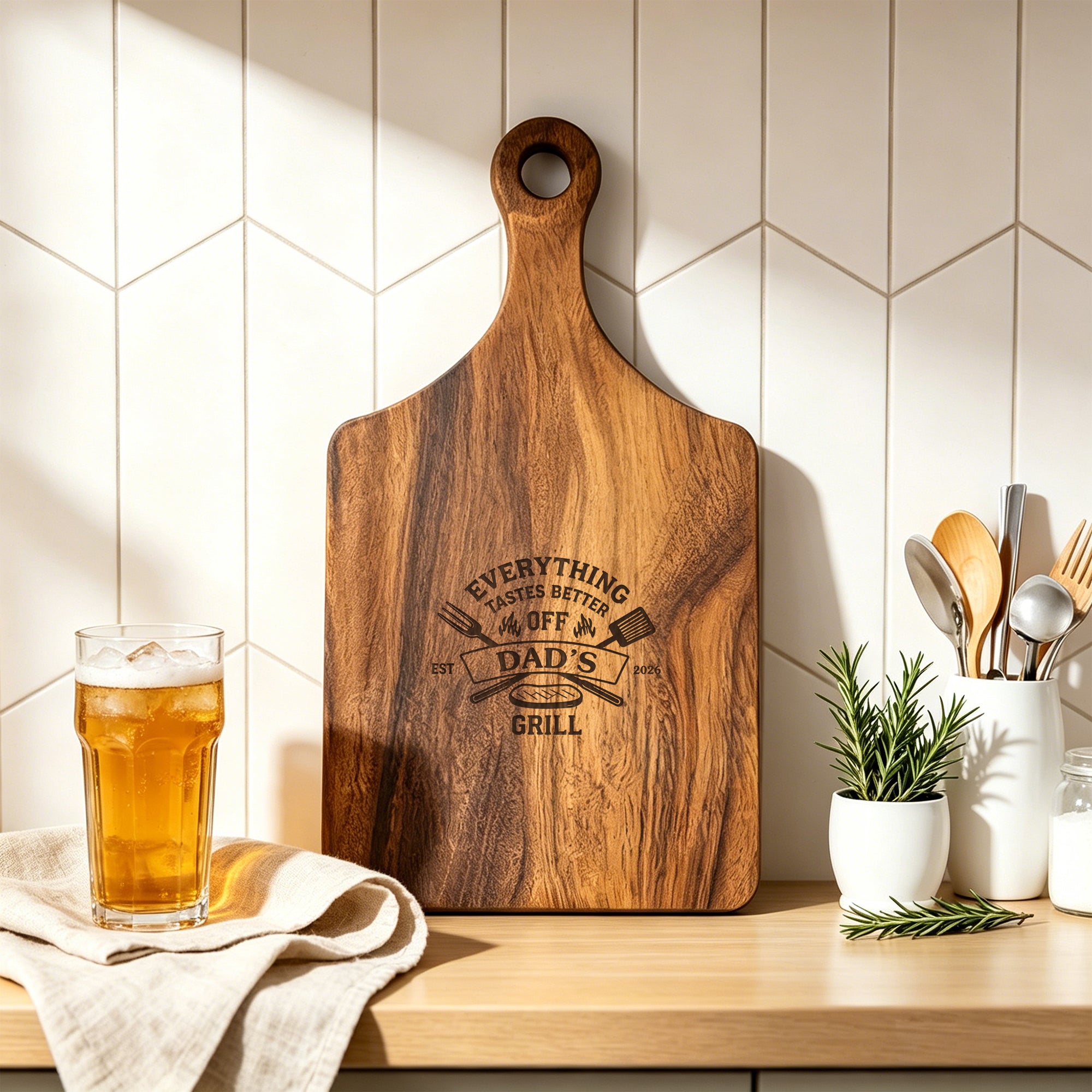 Tabla para cortar embutidos de madera personalizada y grabada con mango y año Decoración para el hogar Cumpleaños Día del Padre Regalo para papá