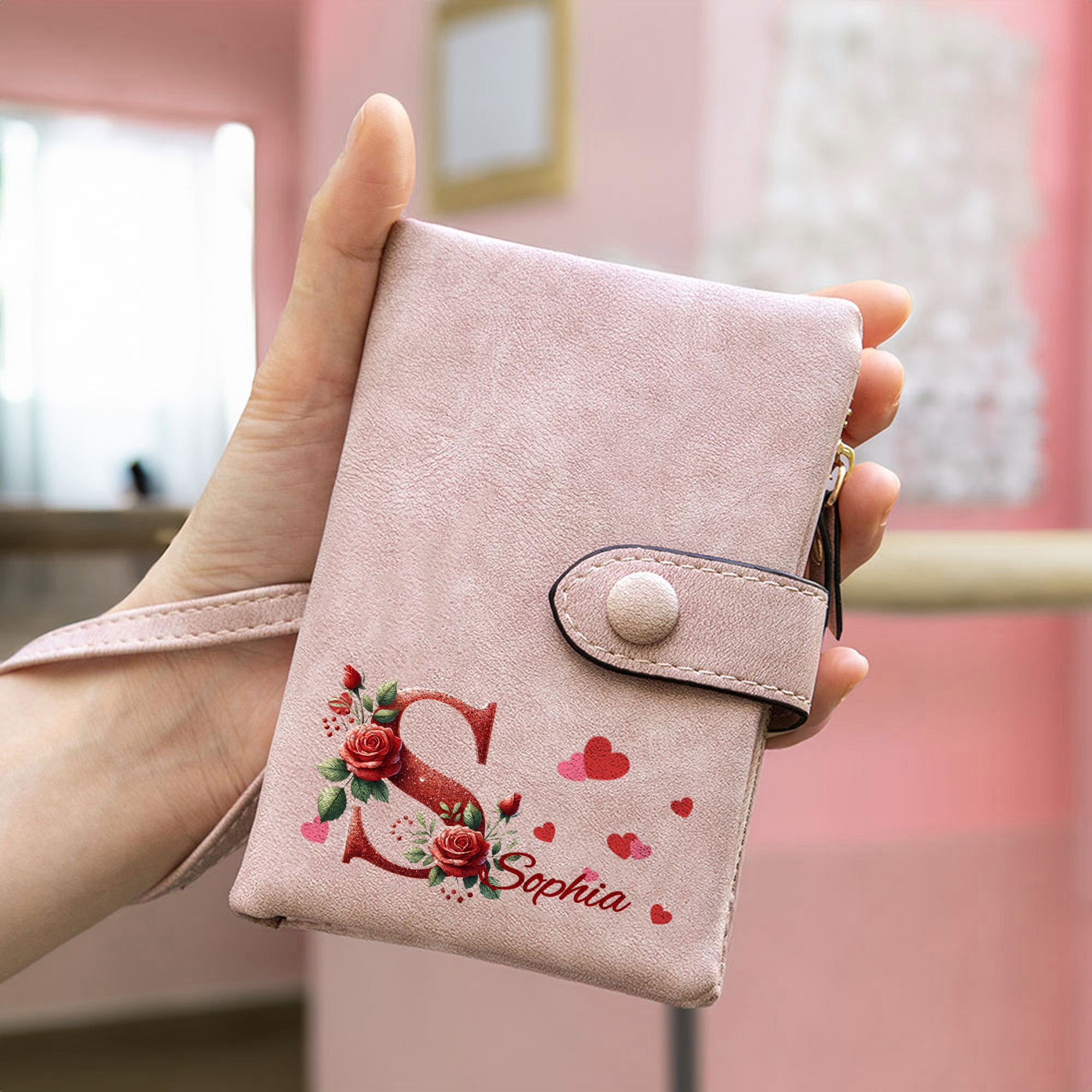 Personalizada Rose Inicial de tres pliegues de cuero de la PU de la pulsera de la cartera con el nombre y titular de la tarjeta de cumpleaños de San Valentín Día de regalo para las mujeres Esposa