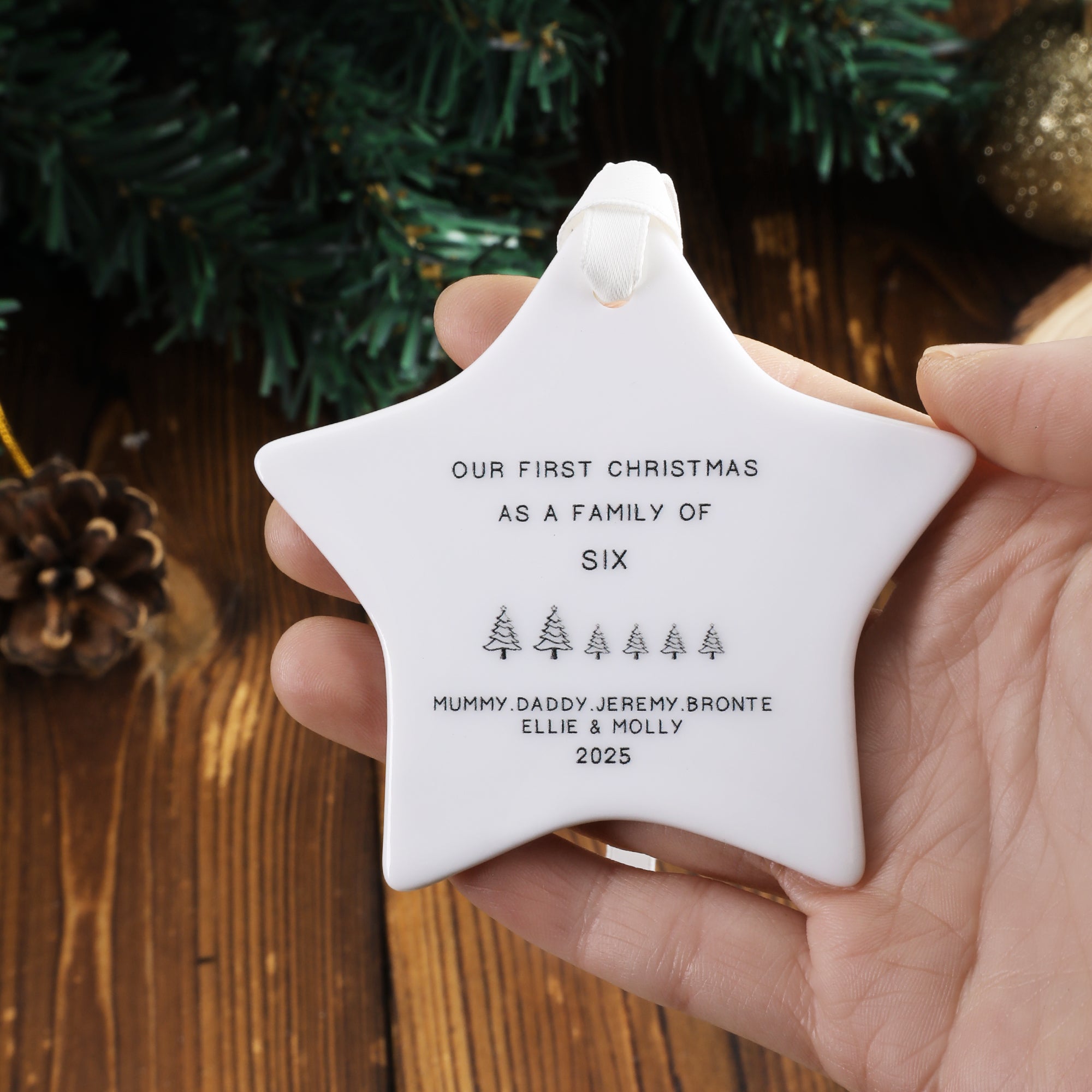 Personalizado Nuestra primera Navidad en familia Adorno de cerámica en forma de estrella con nombre y año Decoración del árbol de Navidad Regalo para la familia Padres primerizos