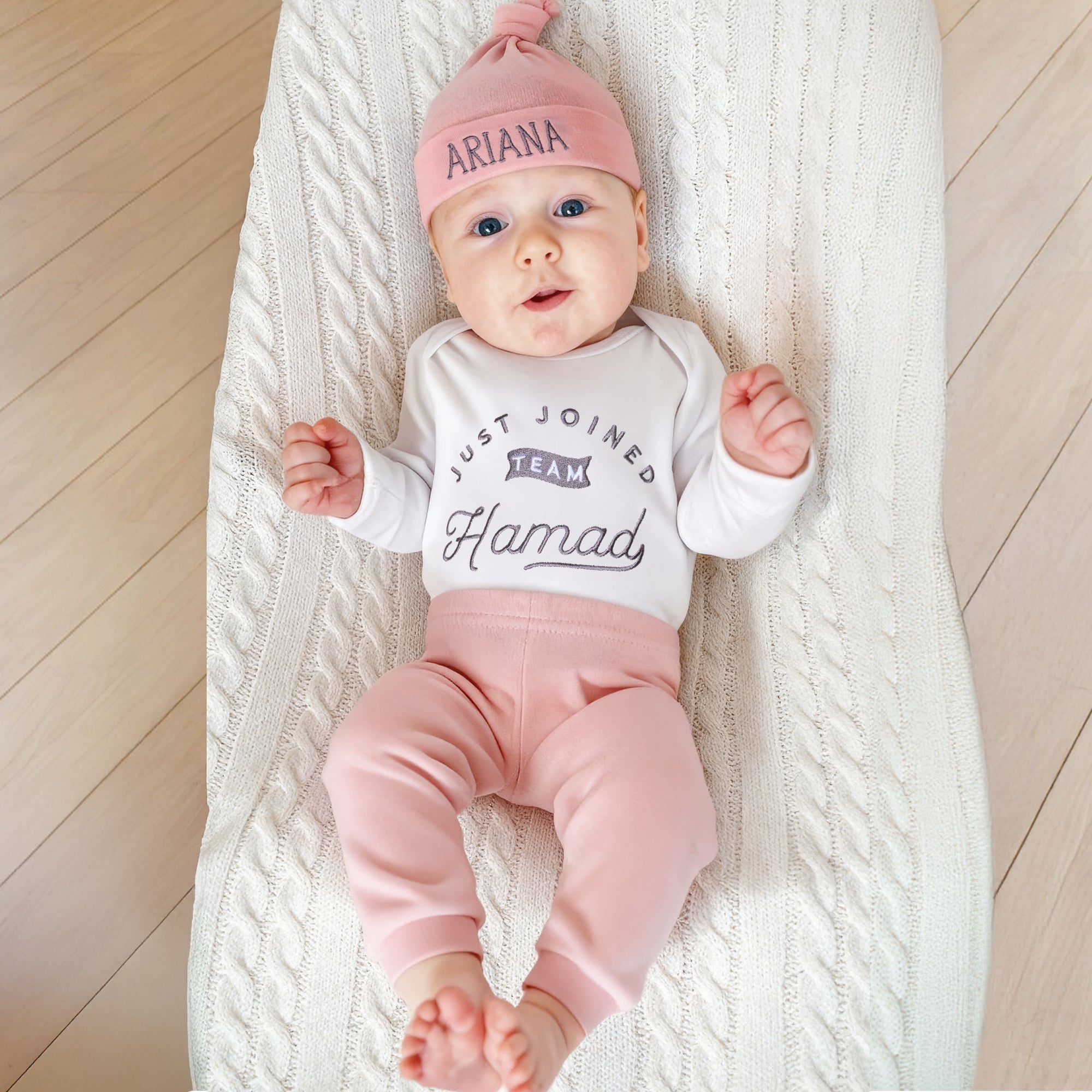 Personalizado Just Joined Team 100% Algodón Suave Baby Bodysuit Knot Hat Pants Set con Bordado Nombre Cumpleaños Baby Shower Regalo para Recién Nacidos