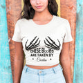 Personalizado Texto Humorístico Esqueleto Manos Sexy Crop Top con Nombre Cumpleaños Día de San Valentín Aniversario Regalo para Novia Esposa