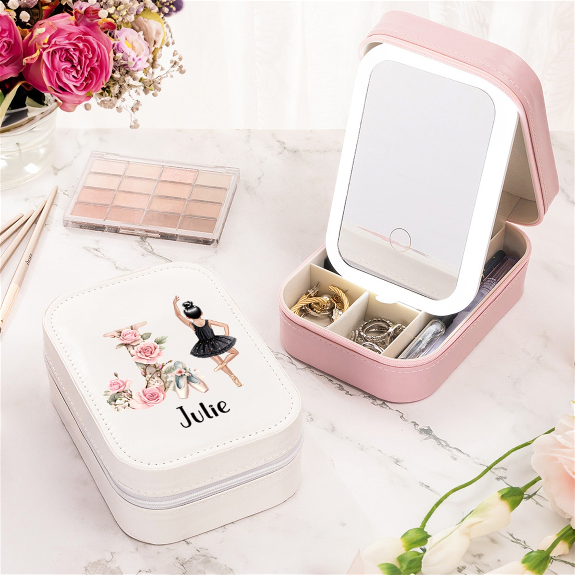 Caja de joyería de cuero de la PU de la muchacha personalizada del ballet de la historieta con el nombre y el viaje esencial del espejo del maquillaje del LED tres-color regalo de cumpleaños para ella