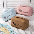 Personalizado Nacimiento Flor Crochet Amplia Apertura Bolsa de Cuero Maquillaje con Nombre Accesorios de Viaje Cumpleaños Boda Regalo para Damas de Honor Mujeres
