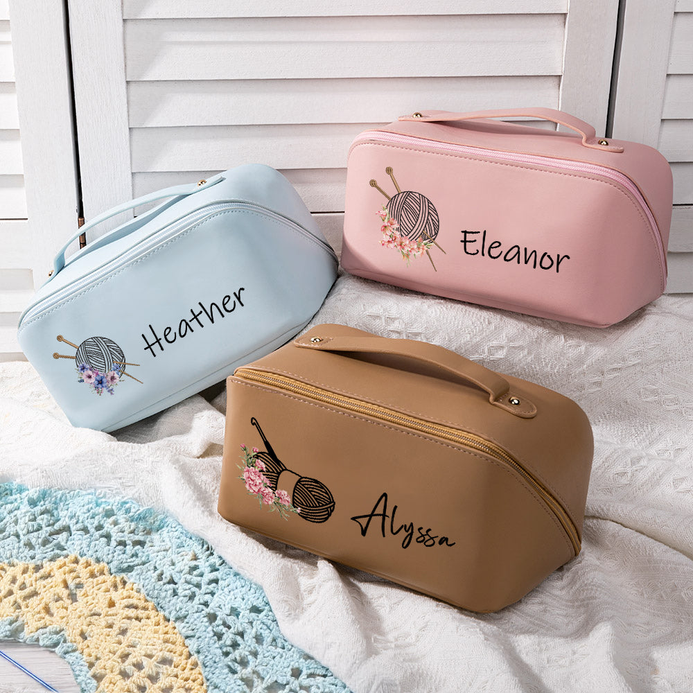 Personalizado Nacimiento Flor Crochet Amplia Apertura Bolsa de Cuero Maquillaje con Nombre Accesorios de Viaje Cumpleaños Boda Regalo para Damas de Honor Mujeres