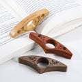Portalibros personalizado hecho a mano en nogal natural con nombre grabado Accesorios de lectura Regalo de cumpleaños para los amantes de los libros Ratones de biblioteca