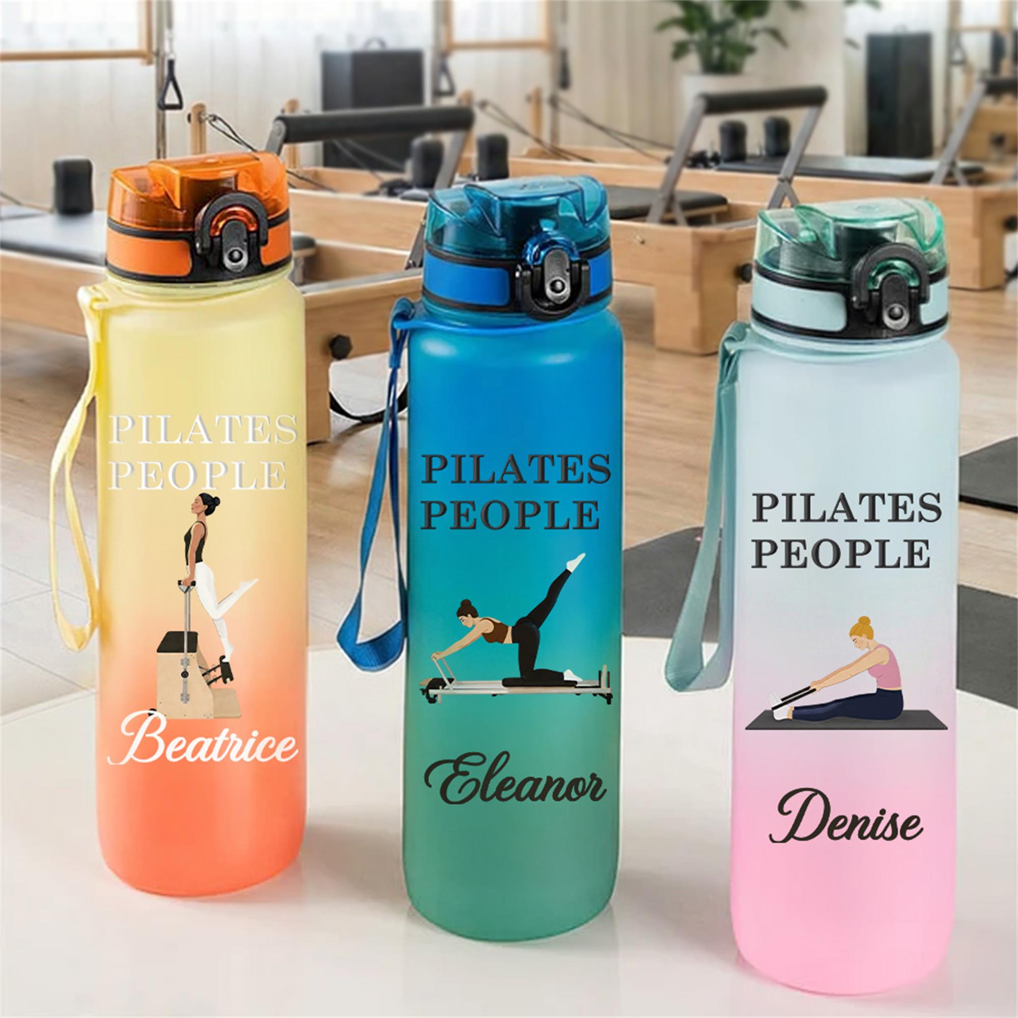 Botella de agua de 32 oz con nombre y marcador de tiempo Accesorios deportivos personalizados Personaje de Pilates a prueba de fugas Regalo de cumpleaños para mujeres amantes de Pilates