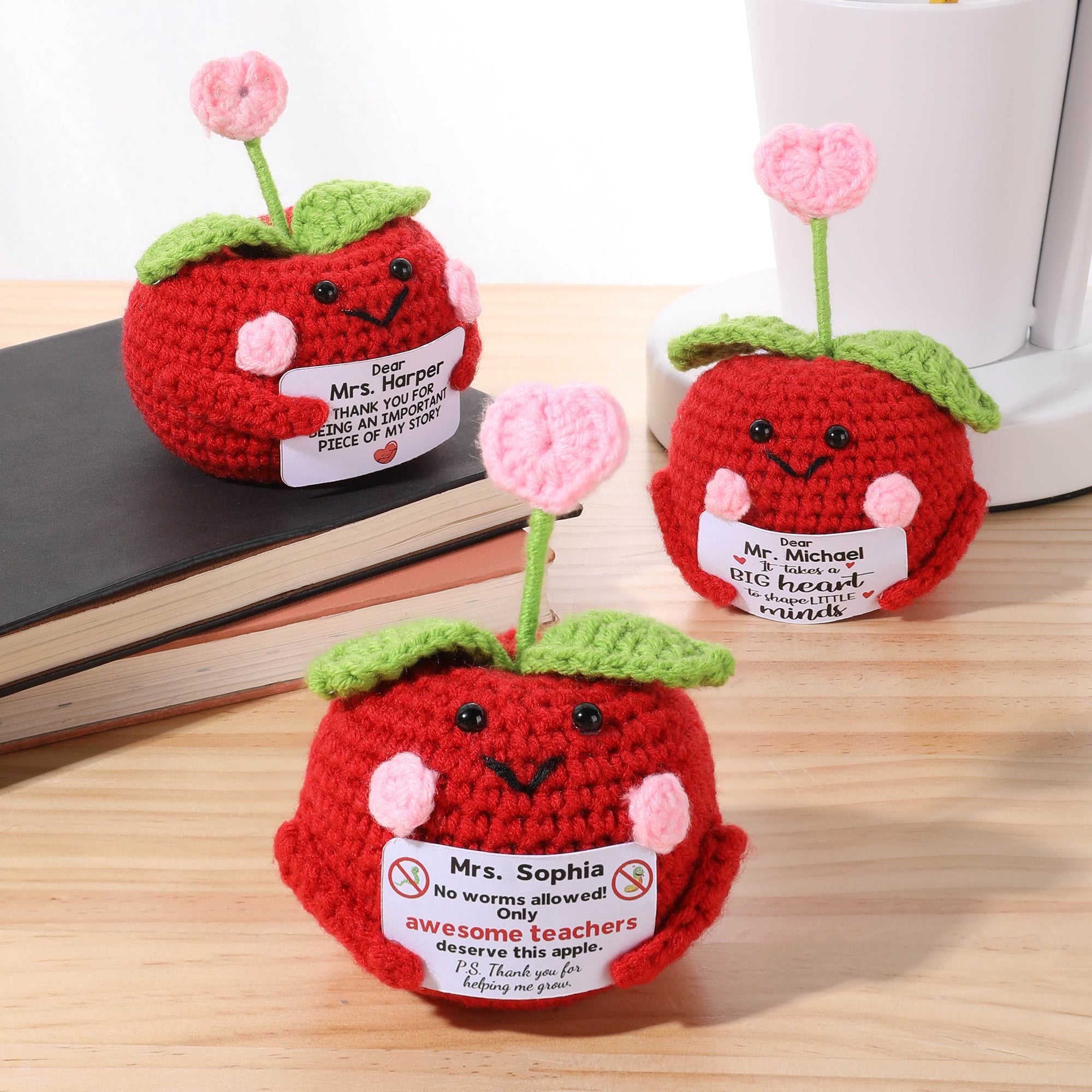 Muñeca de ganchillo hecha a mano con texto Personalizada Bonita Manzana Palabra de Gratitud Decoración de Escritorio Regalo de Fin de Curso para Profesora