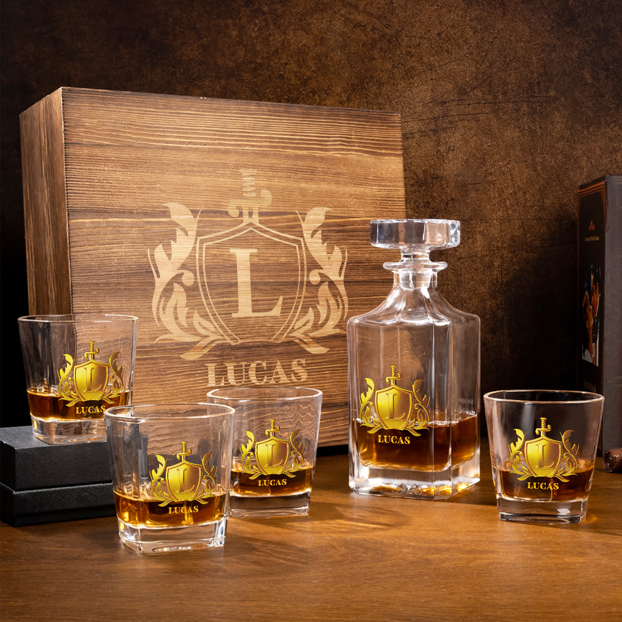Juego de copas decantador de whisky personalizado con iniciales y escudo dorado con nombre Cumpleaños Día del Padre Jubilación Regalo para abuelo Barman
