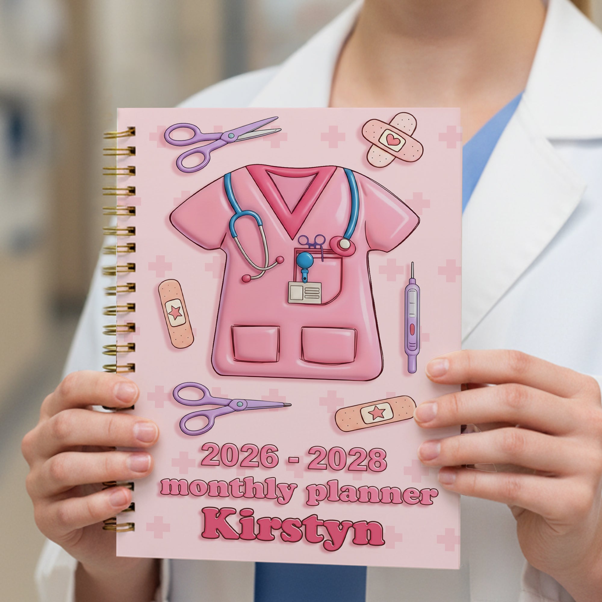 Personalizada de dibujos animados de la enfermera Scrub Dispositivo Médico 2026-2028 Planificador espiral cuaderno con páginas de planificación semanal mensual Cumpleaños Regalo para el médico de la e