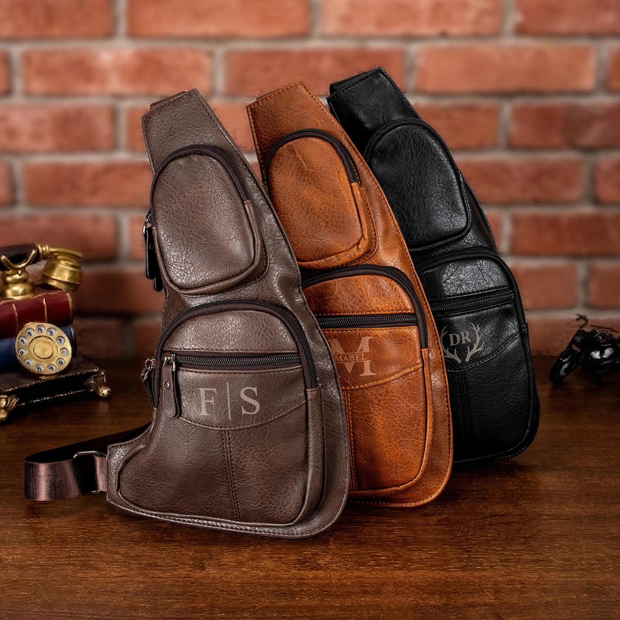 Personalizada minimalista Monograma PU Cuero Crossbody Sling Bolsa de pecho Día del Padre Cumpleaños Aniversario Regalo para Papá Novio Esposo