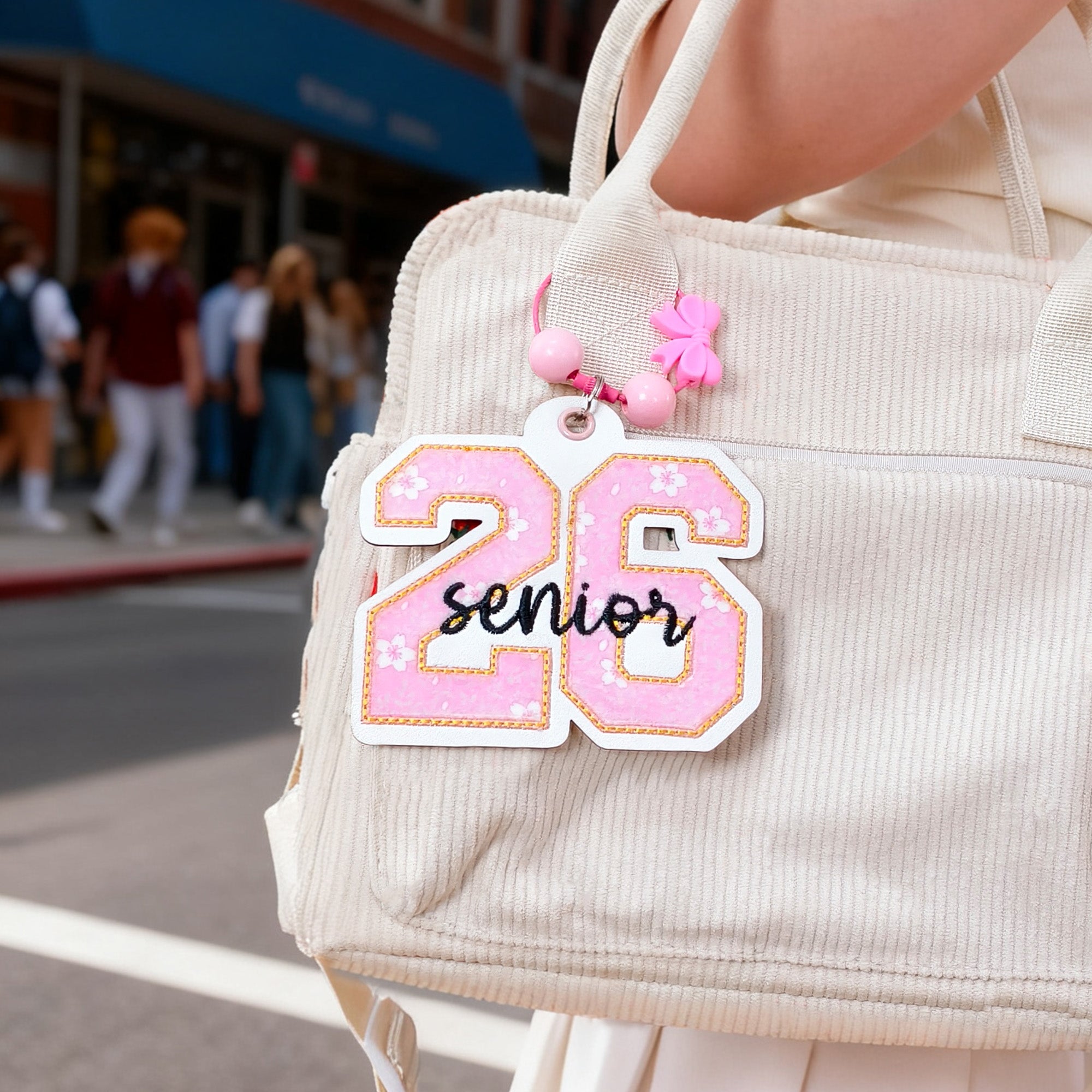 Llavero personalizado con texto bordado en forma de apliques multicolores para la etiqueta de la bolsa del año Senior Night School Spirit Gift for Graduates Students