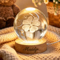 Luz nocturna LED de bola de cristal redonda con tapa de cuatro hojas personalizada con nombre y base de madera Decoración del hogar Regalo de cumpleaños para niños Amigos