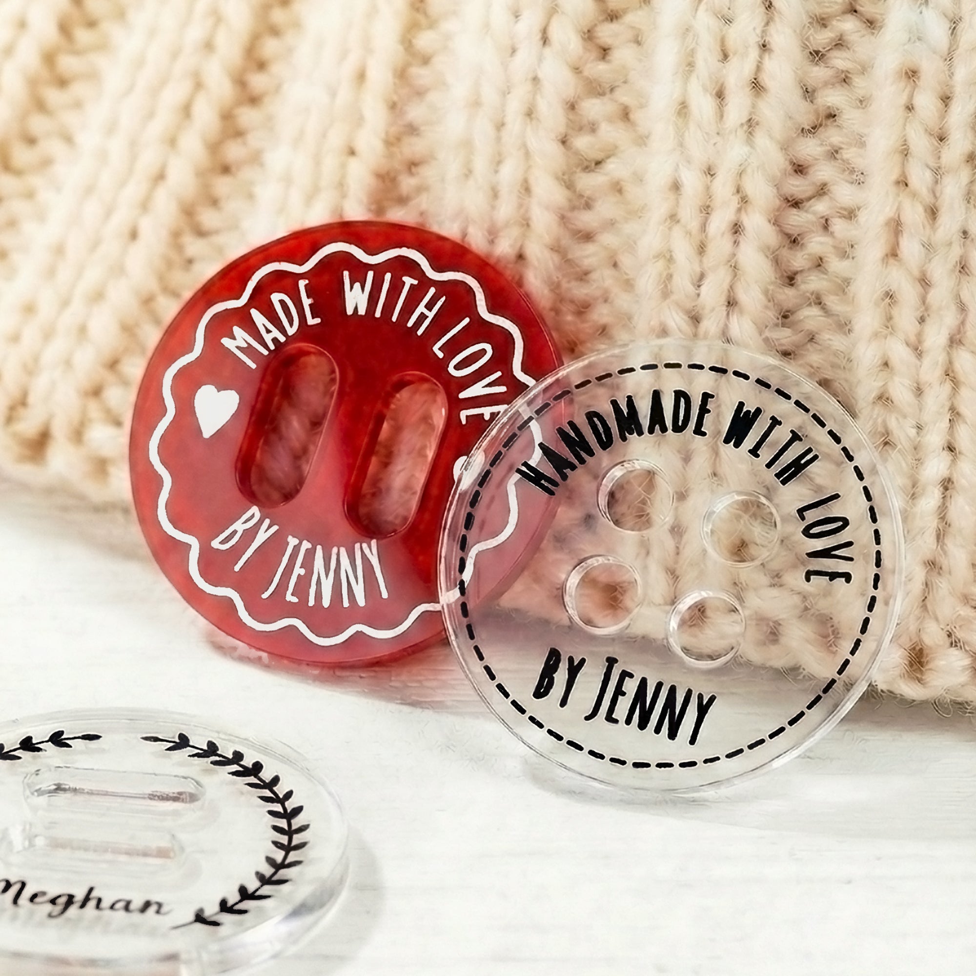 Personalizado hecho a mano con amor Botón de acrílico ropa sombrero etiquetas con nombre Juego de 10 regalo de cumpleaños para los amantes de tejer ganchillo