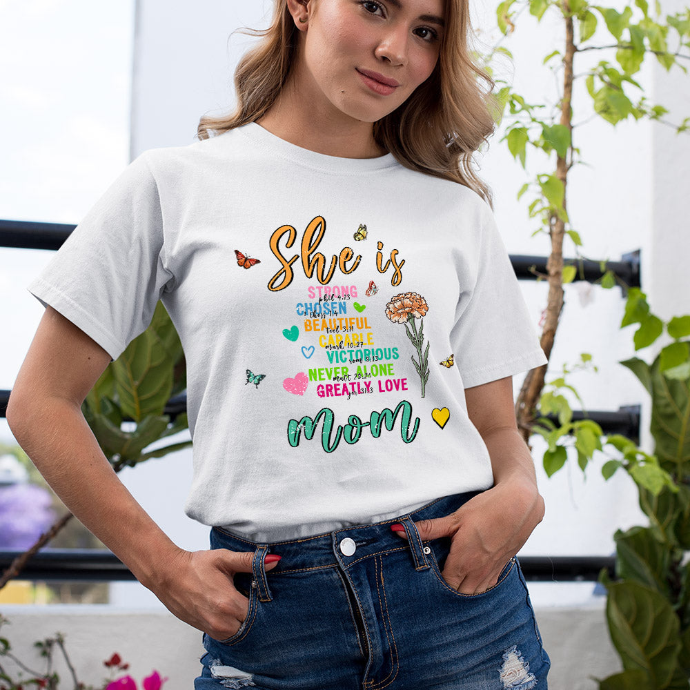 Personalizada She Is Strong Mariposa Flor de Nacimiento Suave Camiseta de cuello redondo con el apodo Día de la Madre Cumpleaños Regalo para Mamá Abuela