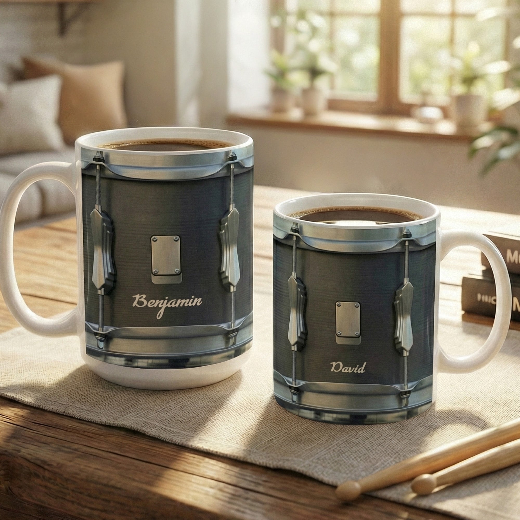 Taza de cerámica personalizada Black Vintage Drum 11 oz 15 oz Posavasos con nombre Regalo único de cumpleaños de batería para amante de la música