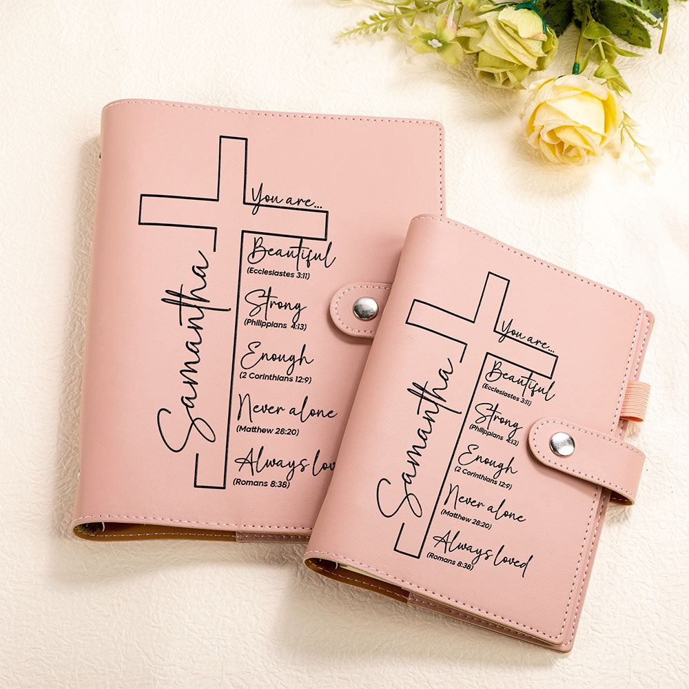 Personalizada Biblia Cruz Versículo PU Cuaderno de cuero con nombre Ranura para bolígrafo y bolsillos para tarjetas Bautizo Regalo de boda para los cristianos Damas de honor