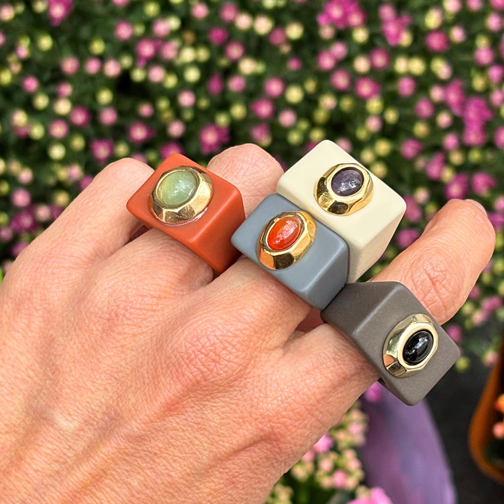 Anillo mujer gris con agata miel