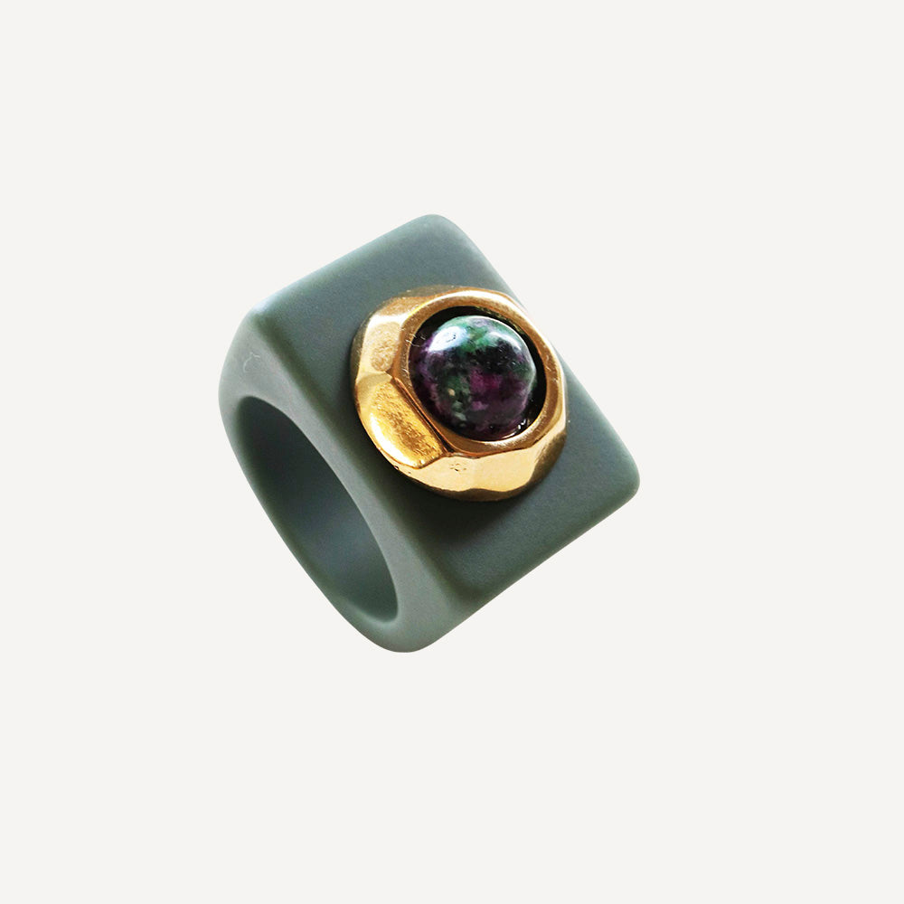 Anillo grande color verde botella con zoisita