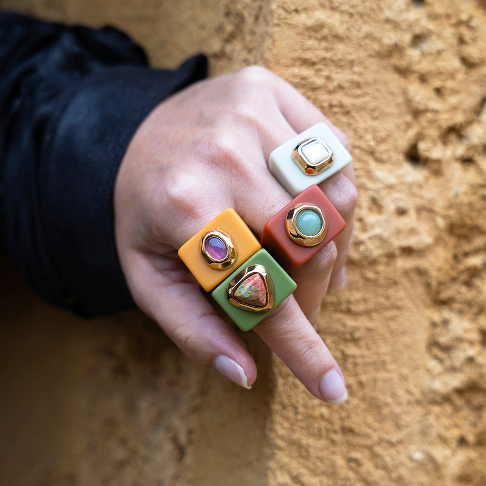 Anillo grande color verde pistacho con unakita