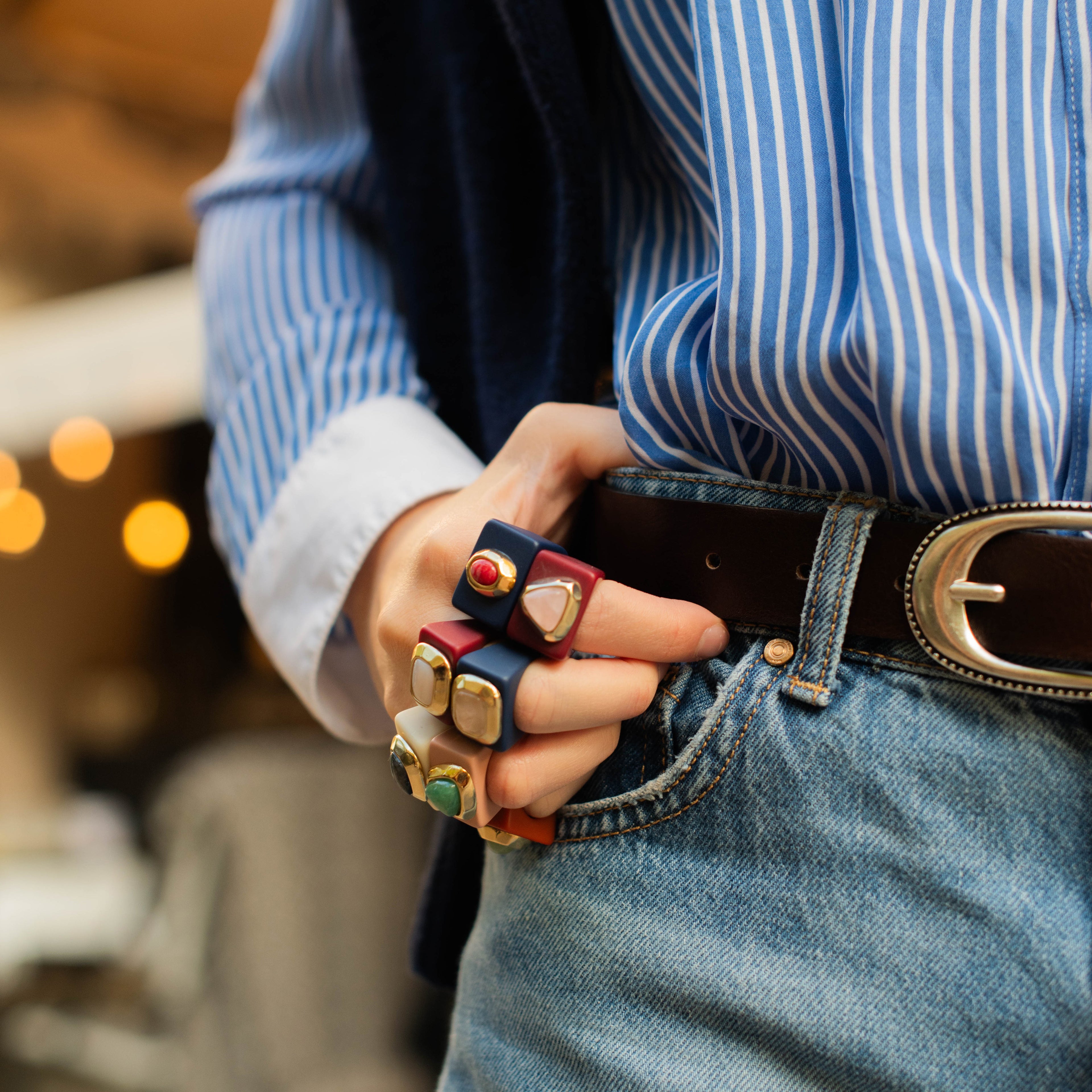 Anillo azul marino con amazonita roja