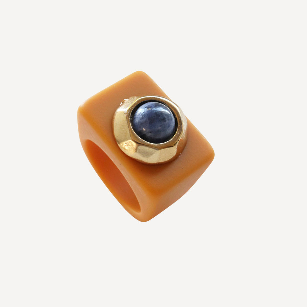 Anillo color mostaza con sodalita