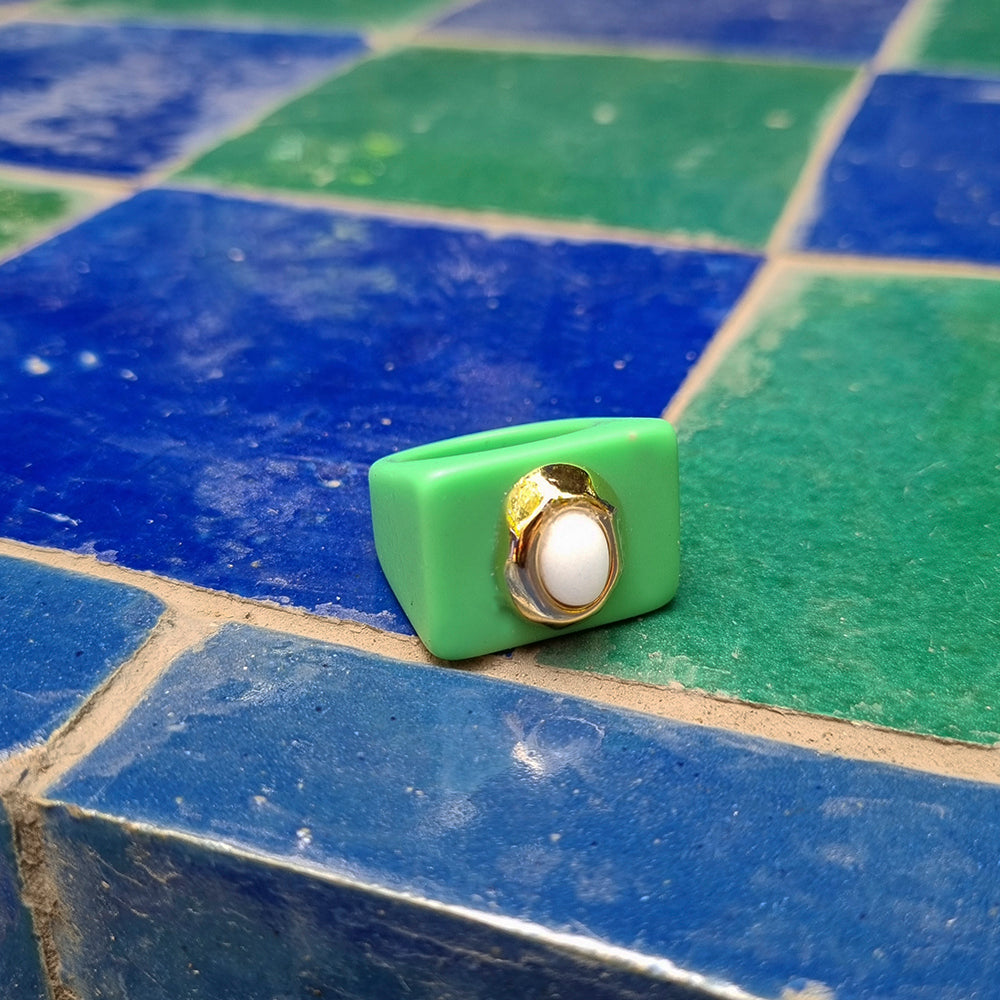 Anillo grande color verde con porcelana blanca